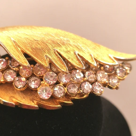 Vintage 1960's Corocraft leaf brooch with rhinestones - Picture 3 of 7